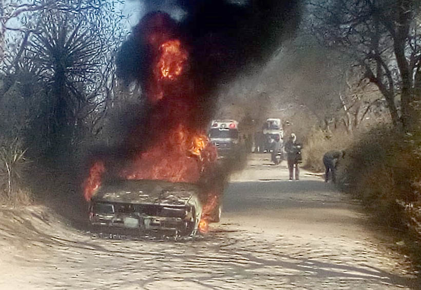 Arde un auto en Hacienda Vieja, Ejutla. Noticias en tiempo real