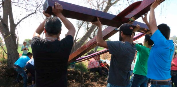 Colocan cruz de 6 metros y flores en honor a víctimas de Tlahuelilpan. Noticias en tiempo real