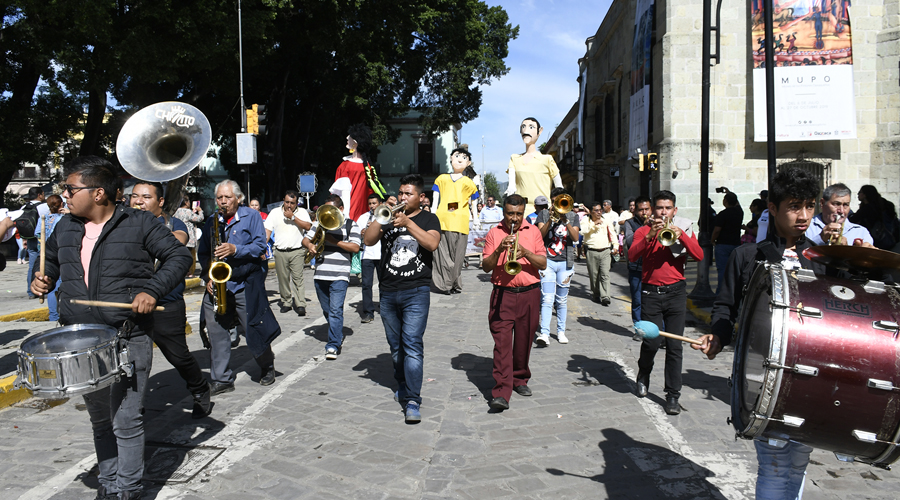 Celebran ruleteros de Oaxaca con música y calenda