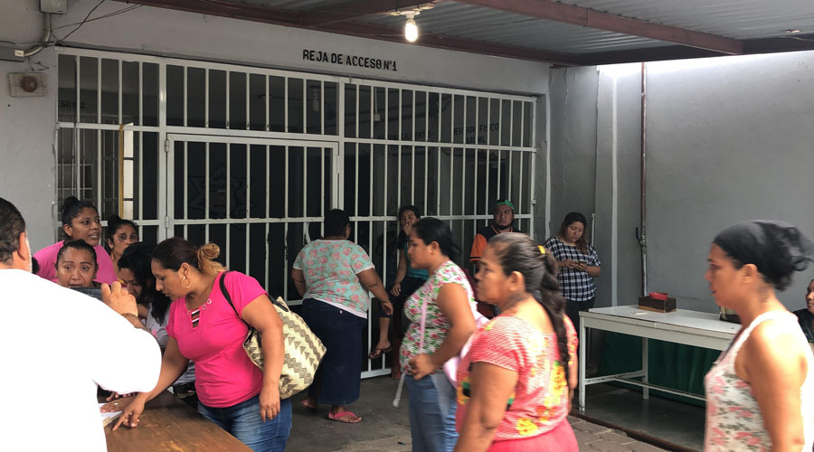 Traslado de 182 reos molesta a familiares en Juchitán