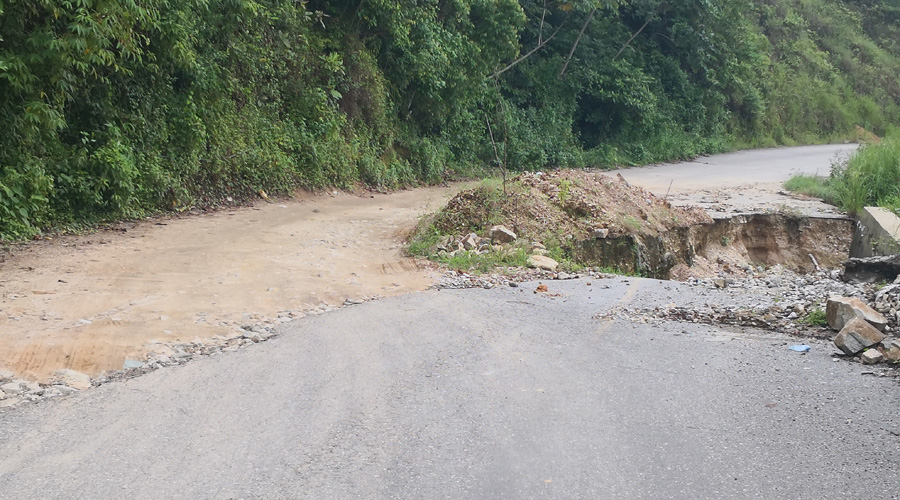 Carretera que conduce a Pluma Hidalgo persiste en pésimo estado