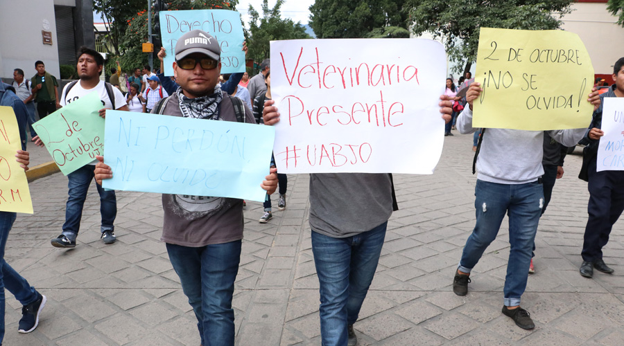 Marchan en Oaxaca a medio siglo de Tlatelolco