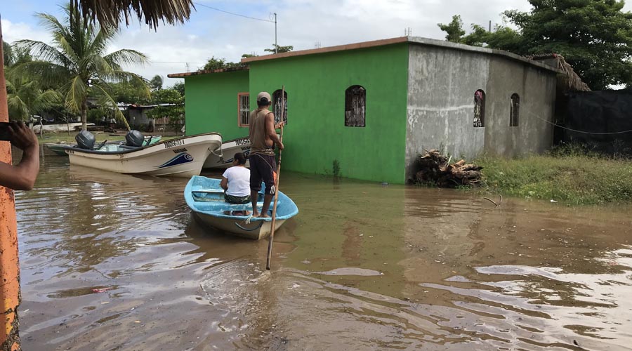 Playa Vicente está inundada y olvidada