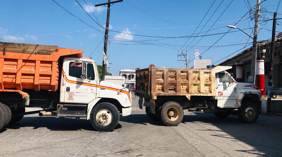 Camioneros bloquean entrada a Tehuantepec