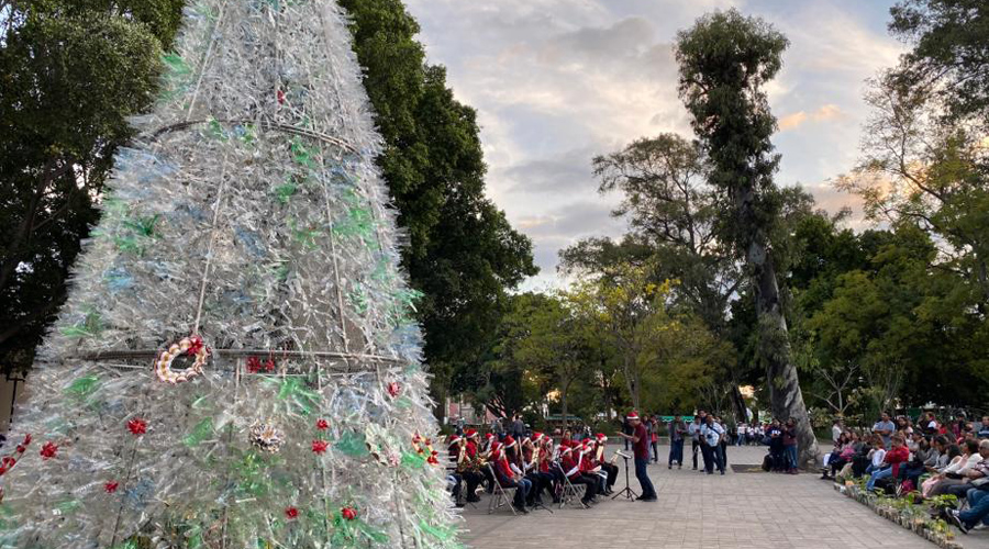 Encienden monumental árbol de PET de Navidad