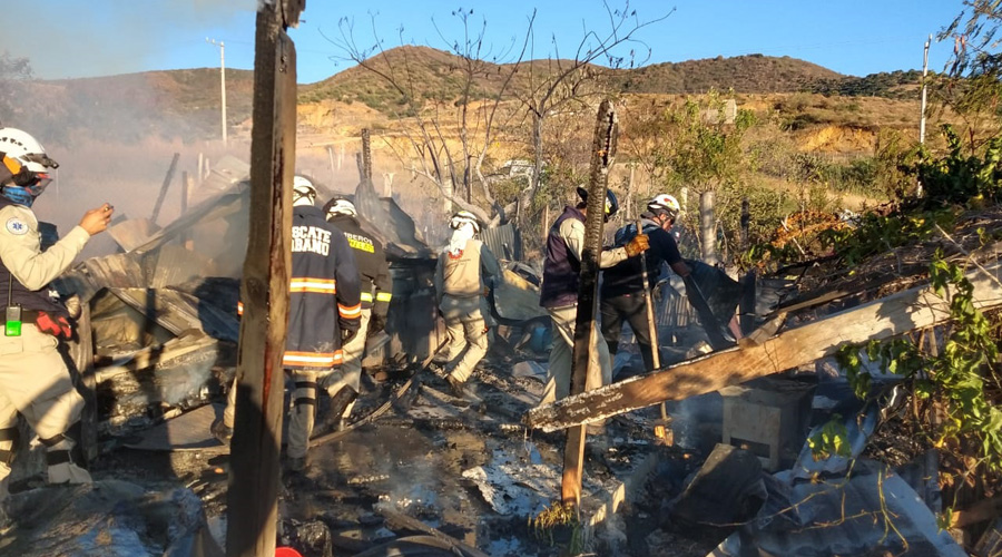 Fuego arrasa con vivienda en Zaachila