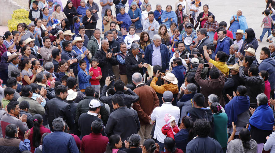 Ofrece AMLO terminar caminos en Oaxaca en 2023