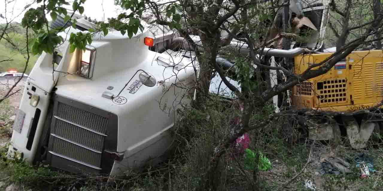 Aparatosa Volcadura Deja Cuatro Lesionados En Carretera A Juxtlahuaca