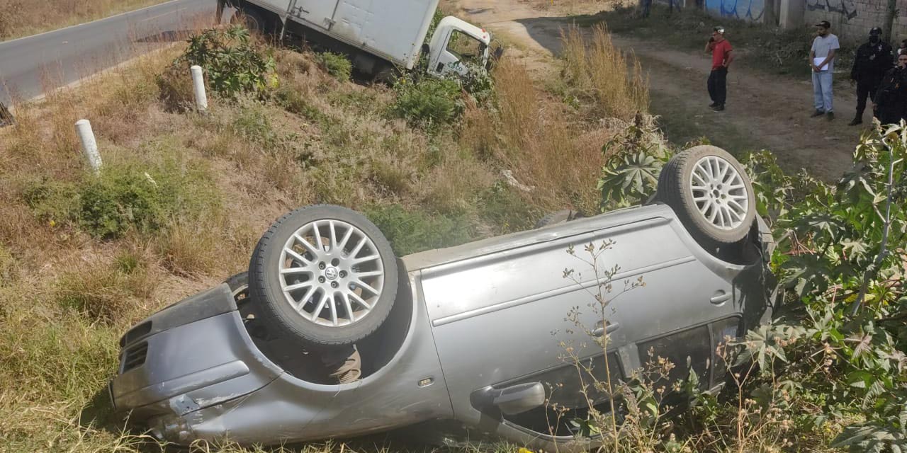 Camioneta Embiste A Hermanos Y Hace Volcar Su Auto En Carretera A