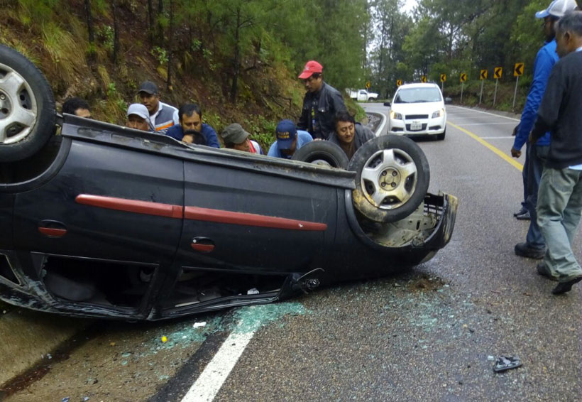 Vuelca automóvil en la Sierra Sur a la altura de ‘El Punto’ | El Imparcial de Oaxaca
