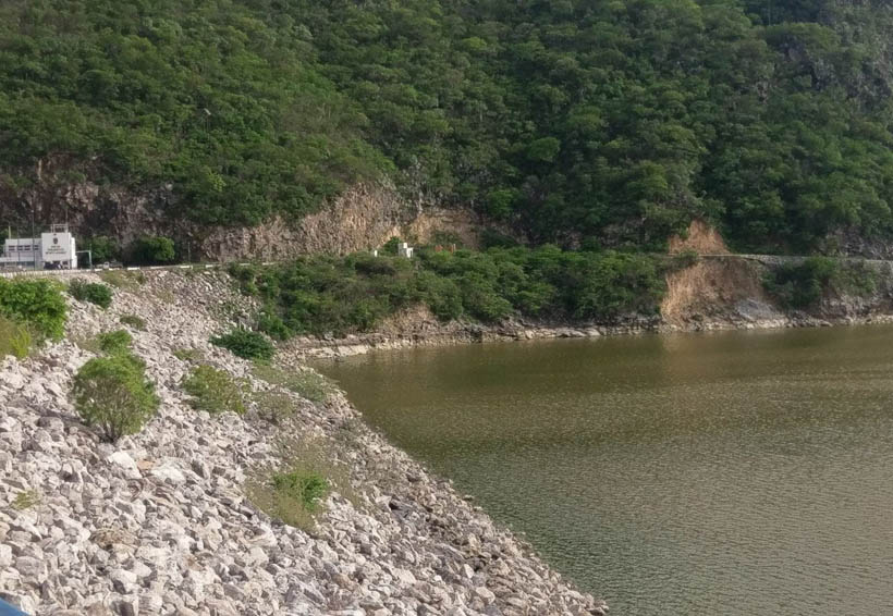En el Istmo desfogan agua de la Presa Benito Juárez | El Imparcial de Oaxaca