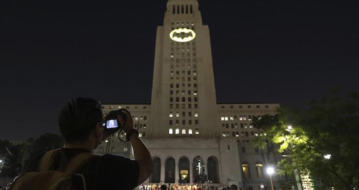 Ayuntamiento de Los Ángeles lanza “bati-señal” para recordar a Adam West | El Imparcial de Oaxaca