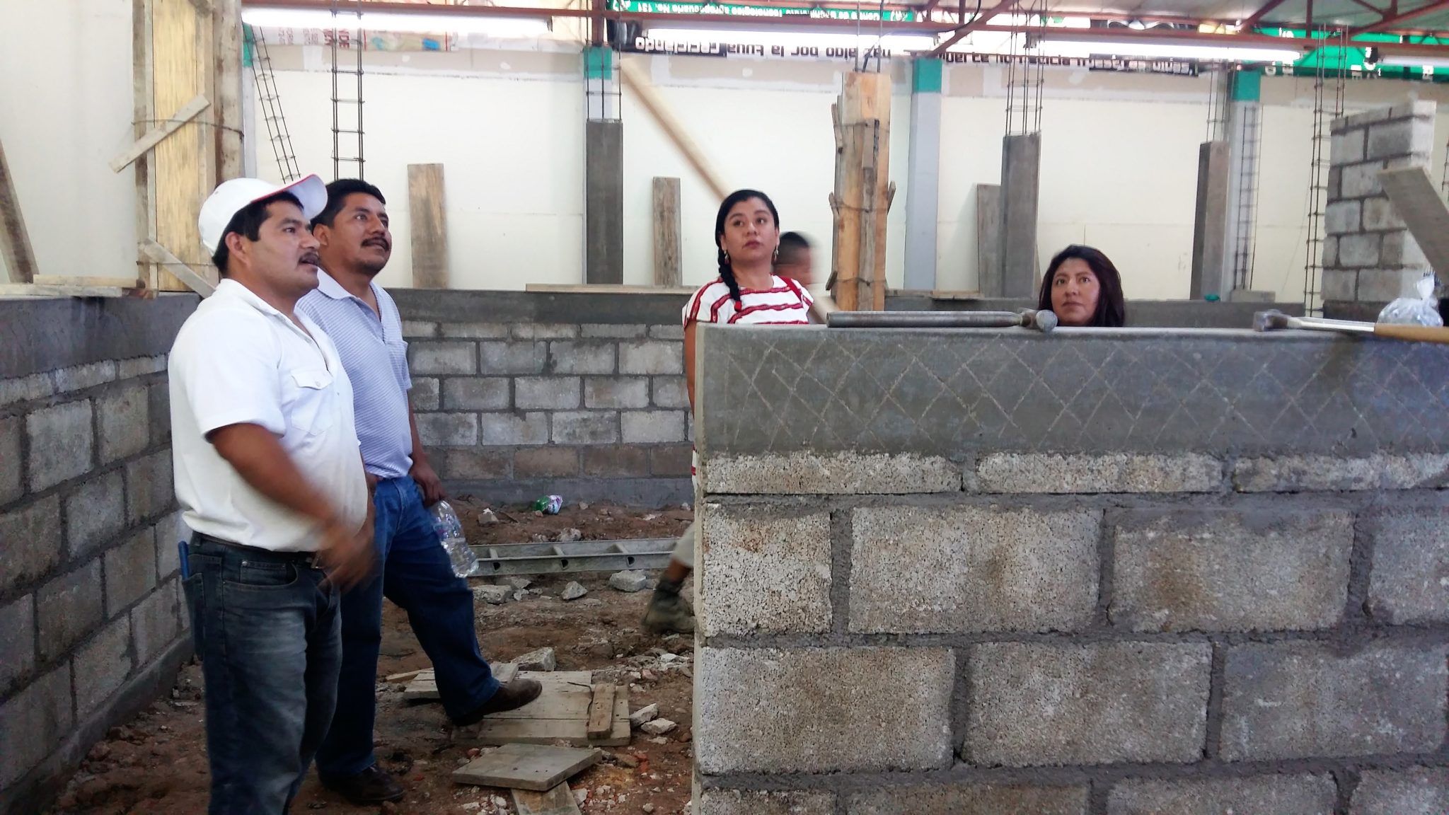 En la Mixteca fomentan educación con entrega de invernadero y taller de cárnicos