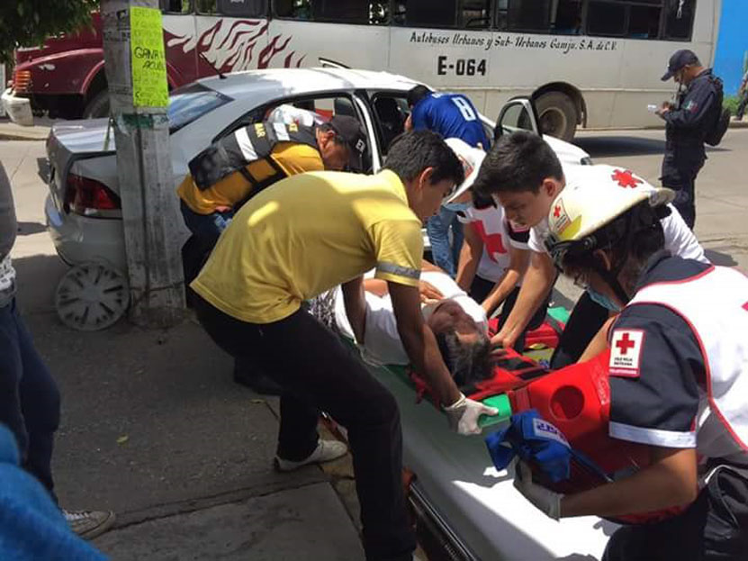 Autobús se lleva a  auto de ‘corbata’ en Tuxtepec | El Imparcial de Oaxaca
