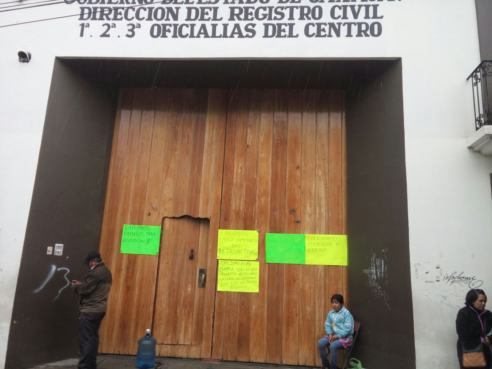 Trabajadores de las oficialías se manifiestan por falta de pago retroactivo | El Imparcial de Oaxaca
