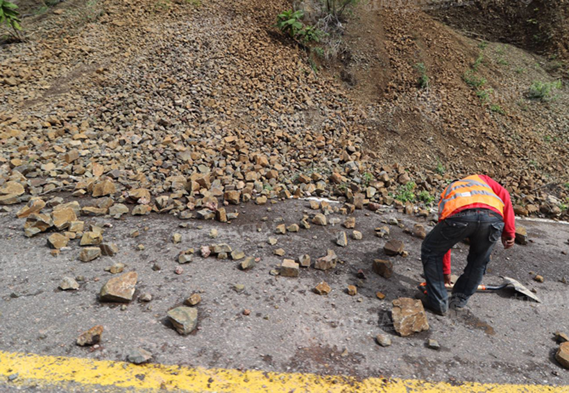 Más de 20 derrumbes en carreteras de Oaxaca