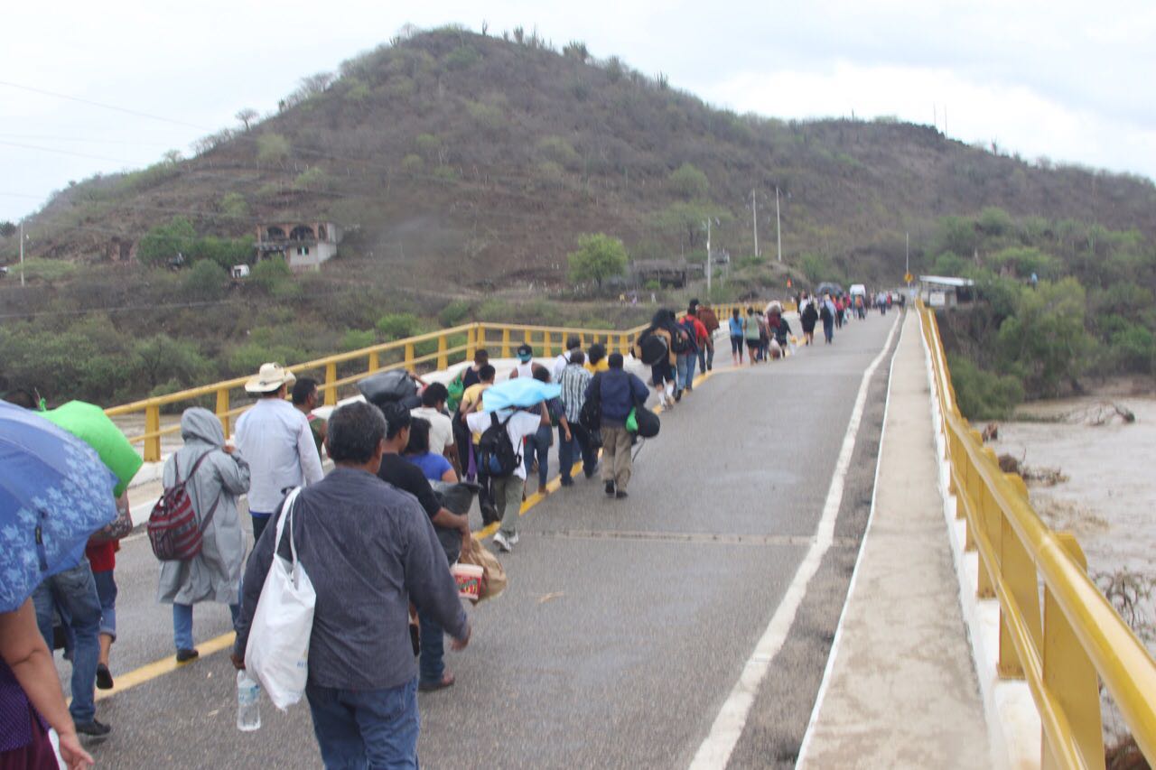 Video: Rompen cerco militar en el puente Tequisistlán