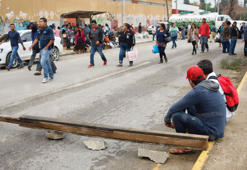 Martes caótico, reportan bloqueos en Oaxaca