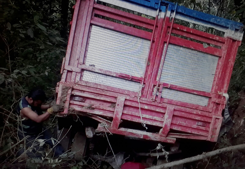 Cae camioneta en un barranco en la Sierra Sur | El Imparcial de Oaxaca