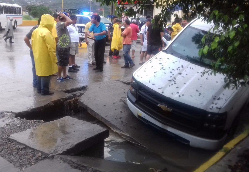 Se hunde la tierra y  caen dos camionetas en el Istmo | El Imparcial de Oaxaca