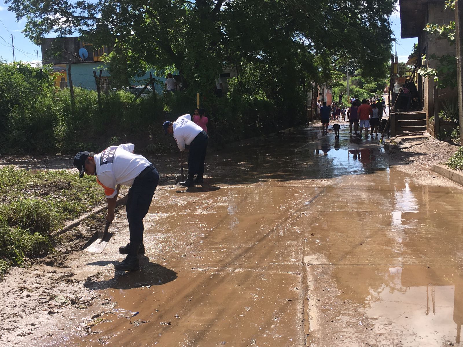 En el Istmo policías ayudan a vecinos afectados por lluvias