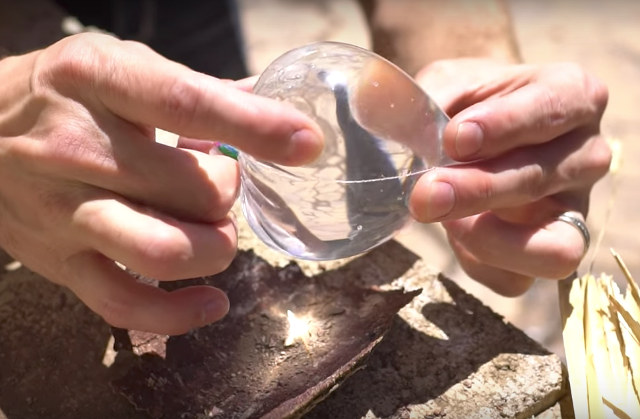 Video: ¿Cómo crear fuego con agua y una bolsa de plástico? | El Imparcial de Oaxaca