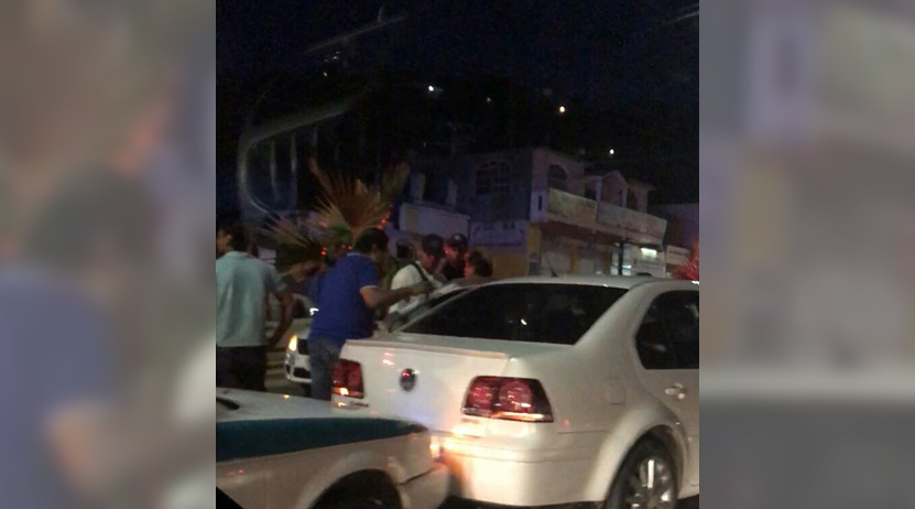Intentó pasarse el alto y chocó contra el vehículo de adelante | El Imparcial de Oaxaca
