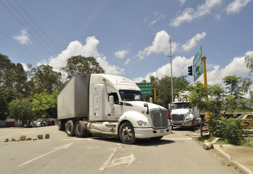 Transportistas y la Sección 22 paralizan Oaxaca