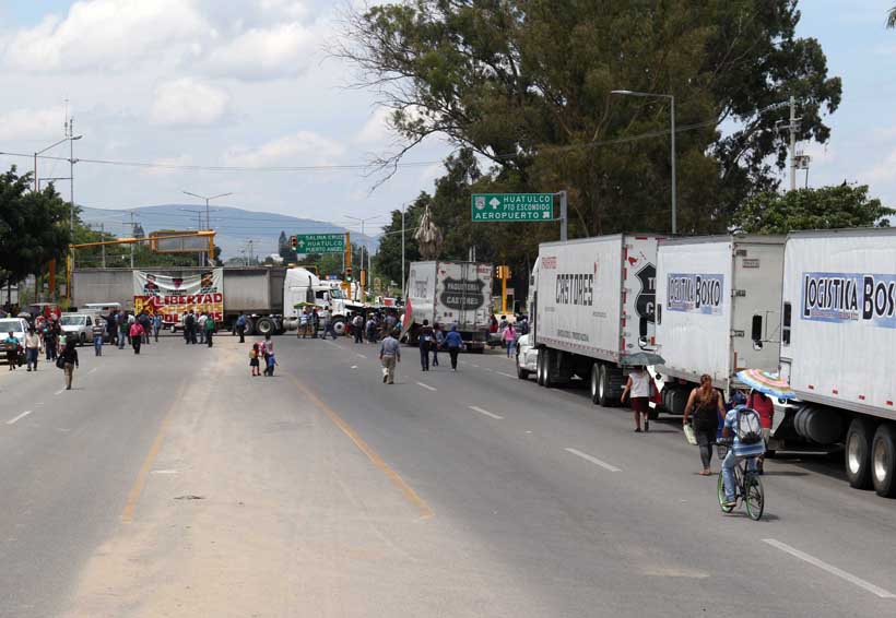 Bloquean el crucero del aeropuerto de Oaxaca