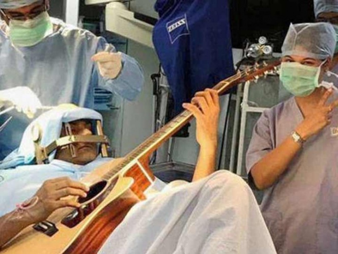Un músico toca la guitarra mientras le operan el cerebro | El Imparcial de Oaxaca