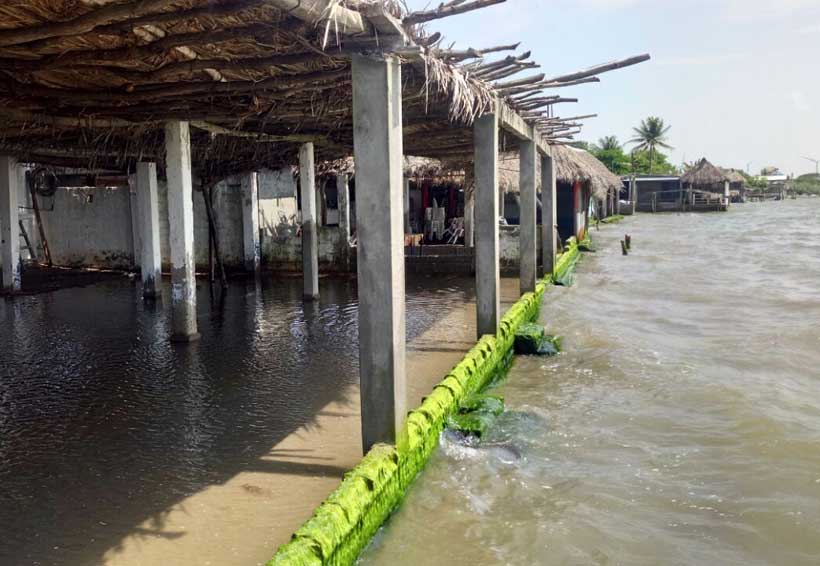 Dañada una playa en Juchitán ante inundaciones