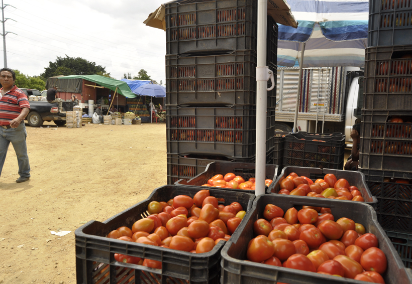 Bloquean Riberas del Atoyac por reubicación de tomateros