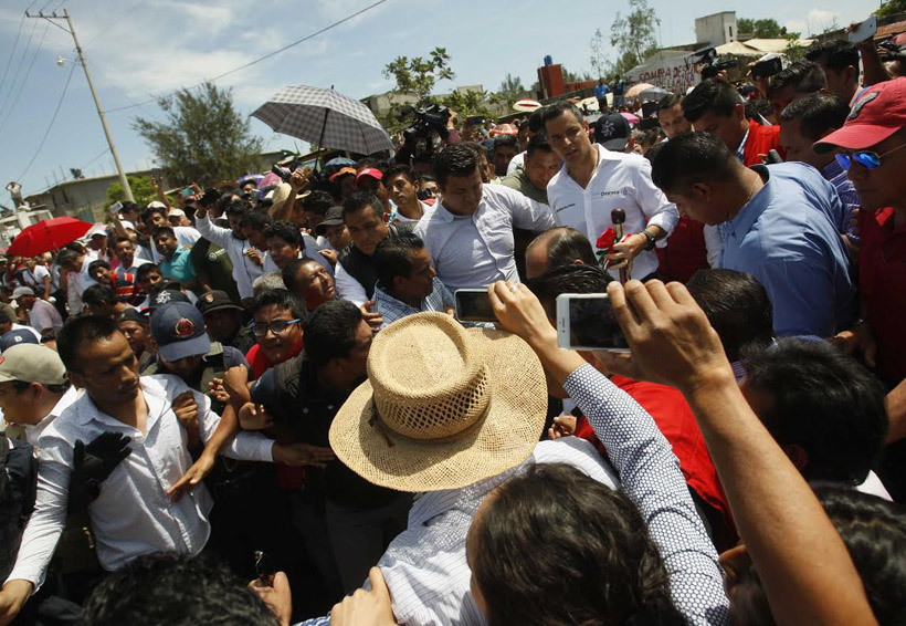 Tumultos y reclamos, el encuentro de Murat con la González Guardado | El Imparcial de Oaxaca