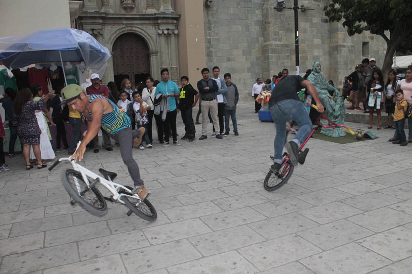 Derraman talento en el Zócalo y sorprenden con acrobacias | El Imparcial de Oaxaca