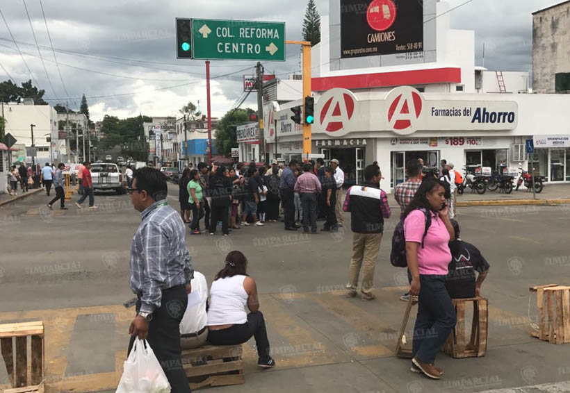 Trabajadores de limpieza del hospital civil bloquean calzada Porfirio Díaz