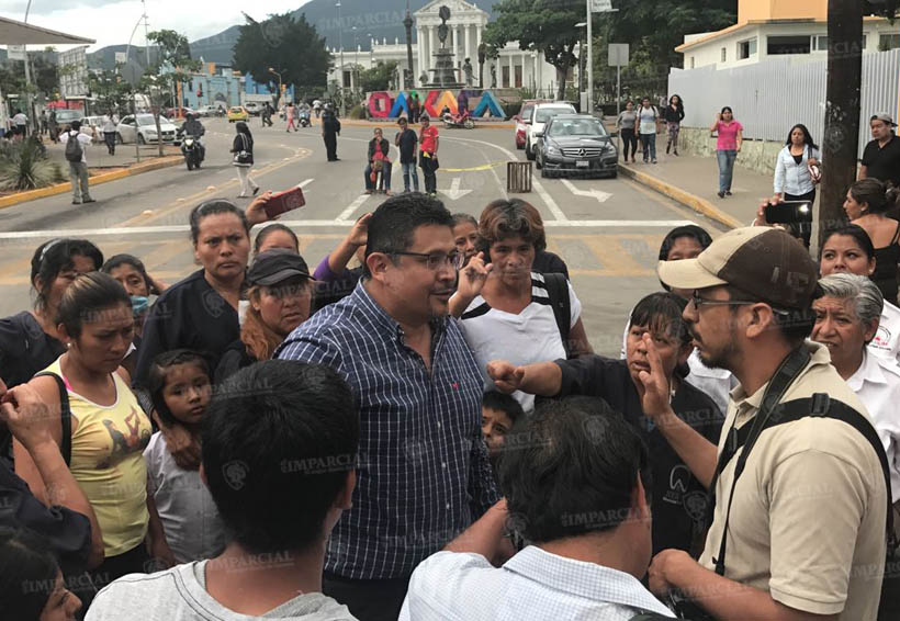 Trabajadores de limpieza del hospital civil bloquean calzada Porfirio Díaz