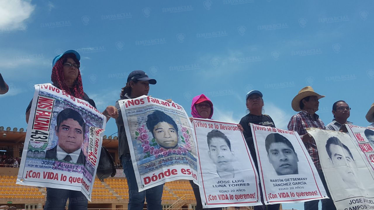 Familiares de los 43 desaparecidos de Ayotzinapa en Guelaguetza Magisterial | El Imparcial de Oaxaca