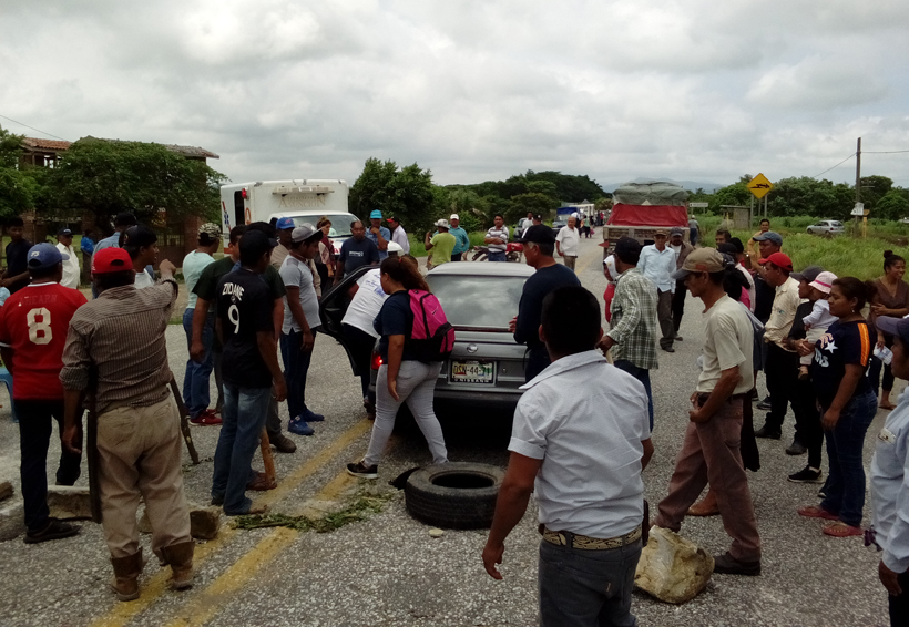 Continúan manifestantes  de Chivela sobre carretera transístmica | El Imparcial de Oaxaca