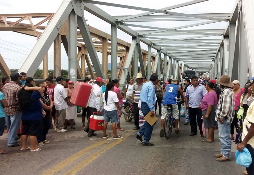 Bloquean puente de fierro en Tehuantepec | El Imparcial de Oaxaca