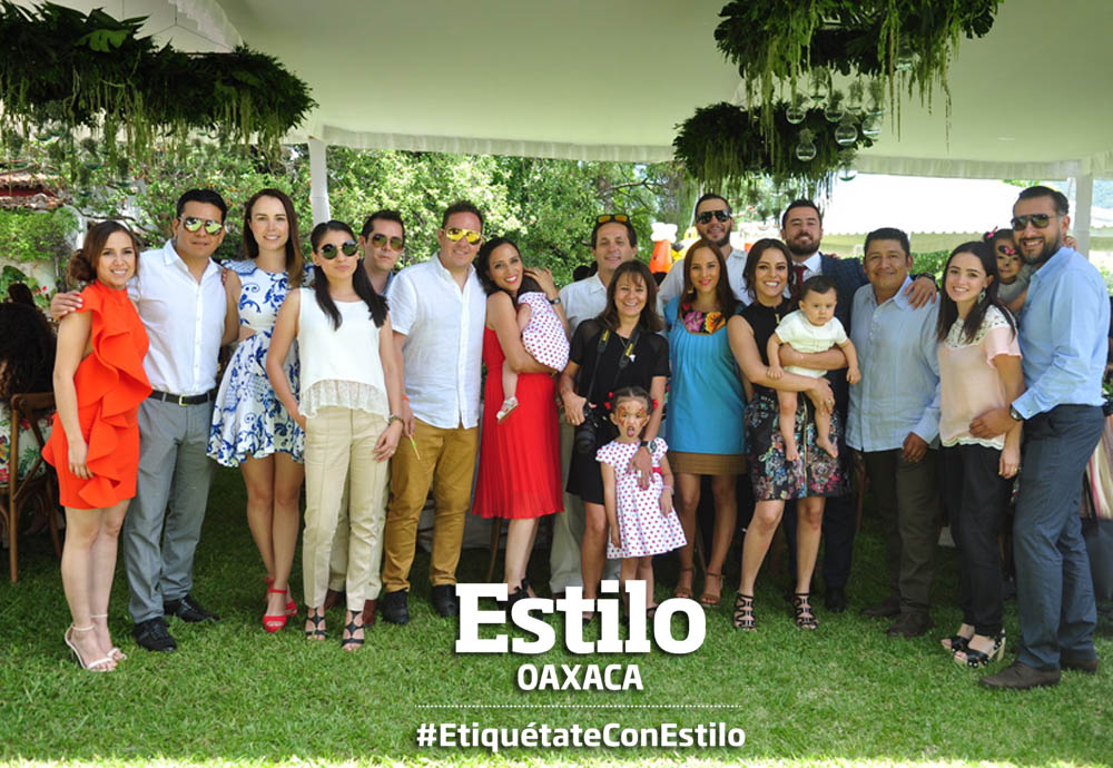 Emilio recibe las aguas bautismales