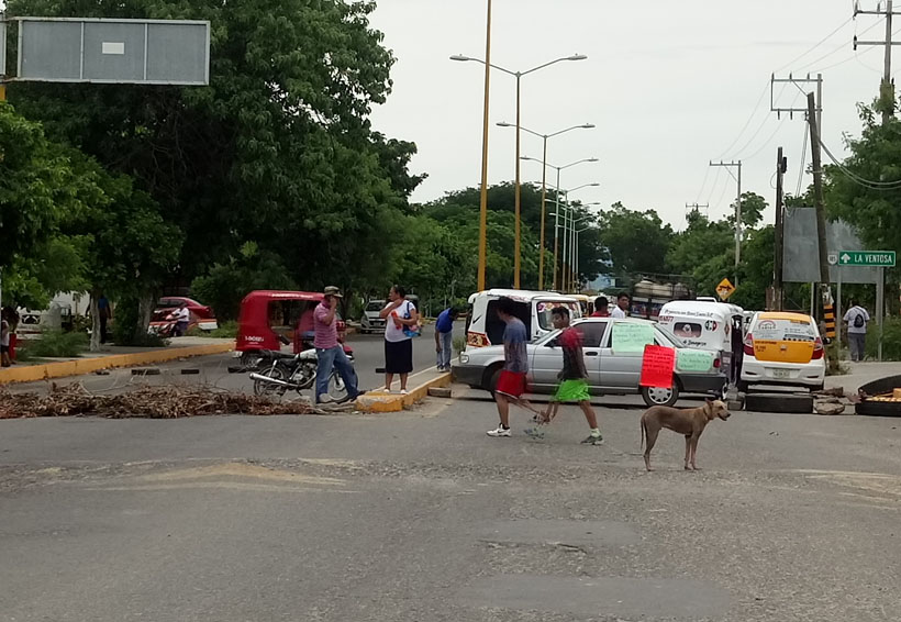 Bloquean carretera en Juchitán, exigen beneficios para el campo