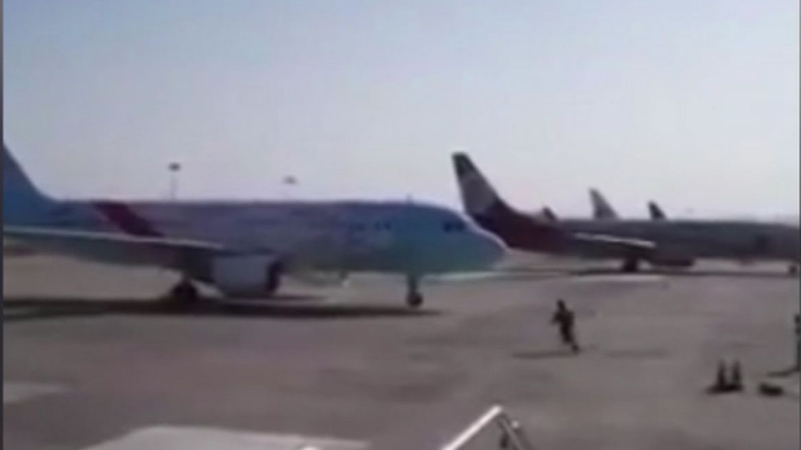 Un video muestra a empleado de un aeropuerto chino detener avión con sus manos | El Imparcial de Oaxaca