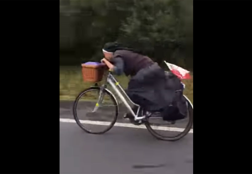 Video: Nombran “Sor Bicicleta” a monja que pedalea a toda velocidad por una carretera | El Imparcial de Oaxaca