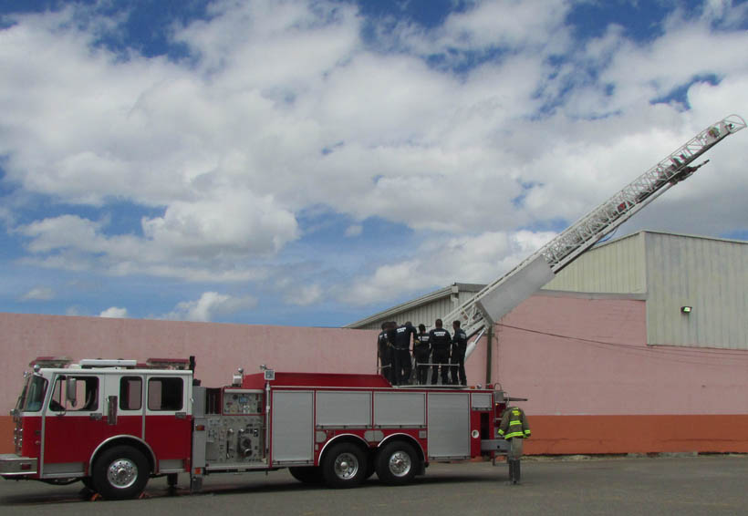 En Oaxaca capacitan a los bomberos en el manejo de escalas telescópicas