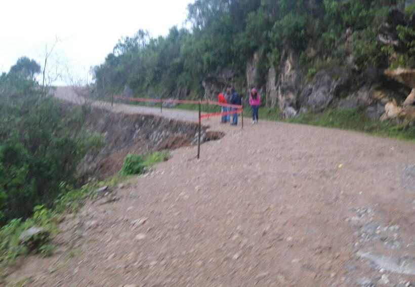 En Huajuapan aumentan deslaves carreteros por lluvias