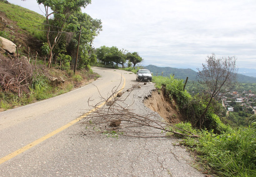 En Huajuapan aumentan deslaves carreteros por lluvias