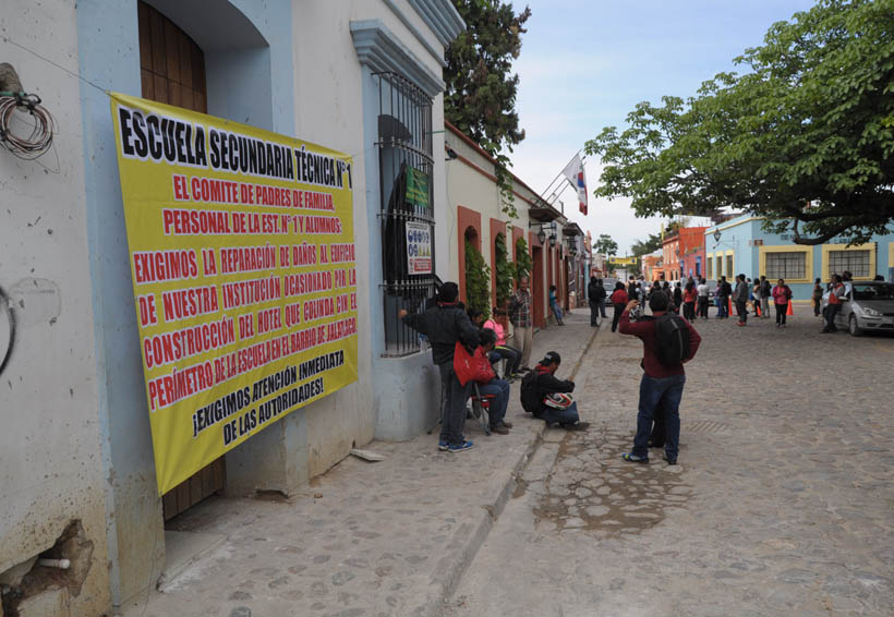 En Oaxaca por segundo día realizan bloqueo padres de familia | El Imparcial de Oaxaca