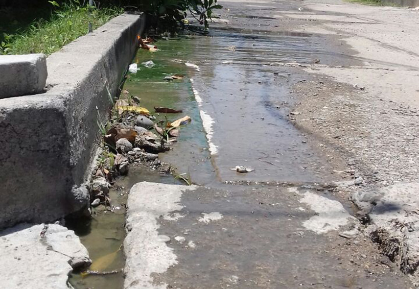 Habitantes de Salina Cruz sufren por fuga de aguas negras