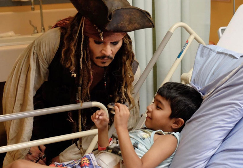 Johnny Depp visita a niños de hospital como Jack Sparrow