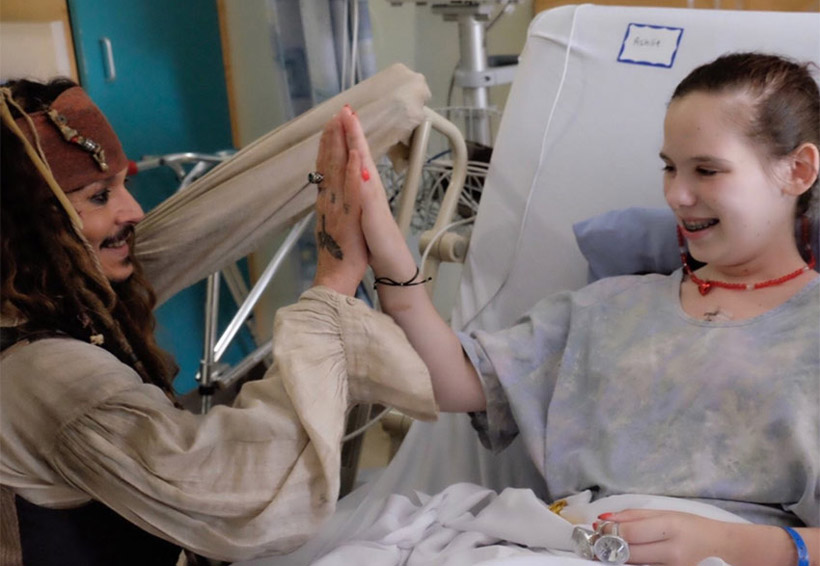 Johnny Depp visita a niños de hospital como Jack Sparrow